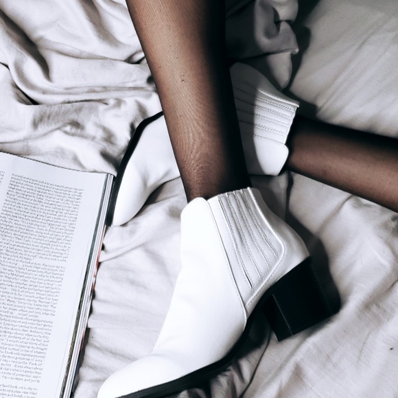 🚨LAST PAIR!!//The Winter// White Moto Boots - Picture 5 of 8